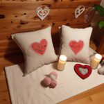 Romantyczne łóżko z miękką kołdrą i poduszkami, stwarzające nastrój do snu we dwoje