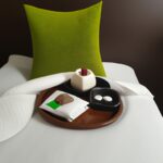 Przyjemne łóżko z ciepłą kołdrą i poduszkami, zapewniające relaksujący sen