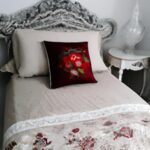 Stylowe łóżko z elegancką kołdrą i poduszkami, które podkreślają wystrój sypialni