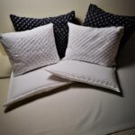 Zmysłowe łóżko z jedwabną kołdrą i poduszkami, zapewniające niezapomniane doznania podczas snu